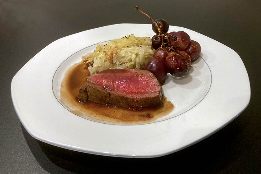 Hertenbiefstuk met gegrilde druiven en rodewijnsaus